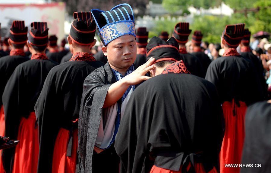 Шапки гуаньли в древнем Китае. Церемония совершеннолетия в древнем Китае. Церемонии гуаньли. Обряд надевания шапки в Китае.