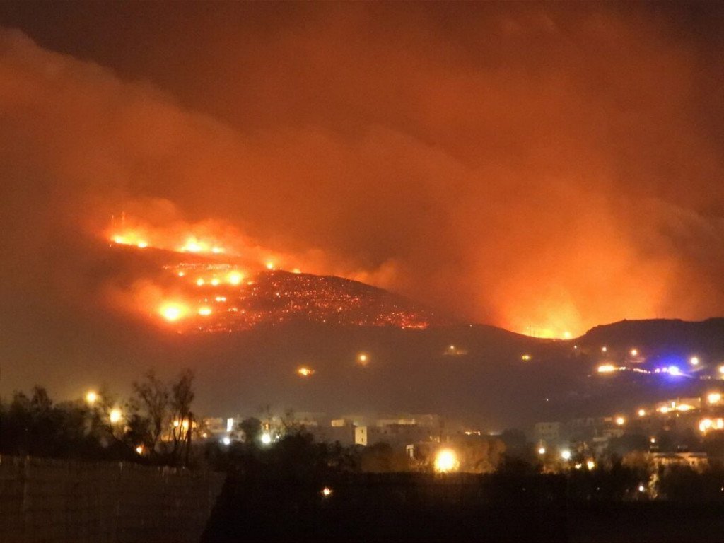 Μεγάλη φωτιά στην Τήνο - Προληπτική εκκένωση οικισμών (Βίντεο)