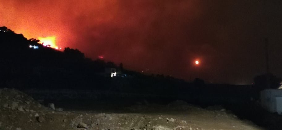 Φωτιά Τήνος – Το 112 καλεί τους κατοίκους να είναι σε ετοιμότητα