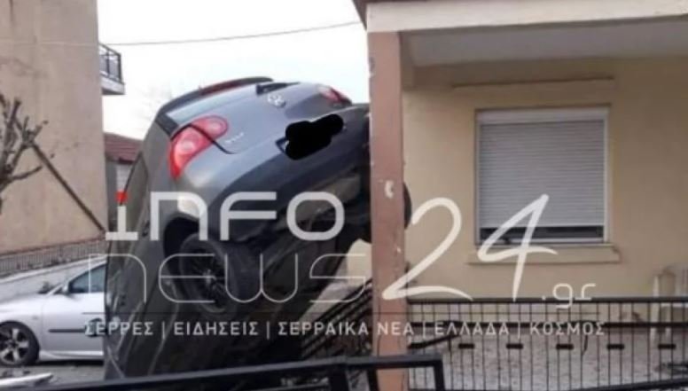 Ελλάδα: Αυτοκίνητο γκρέμισε φράχτη σπιτιού και σηκώθηκε στον αέρα