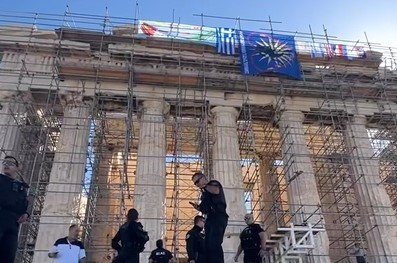 Άνδρας σκαρφάλωσε στον Παρθενώνα και κρέμασε σημαίες (VIDEO)