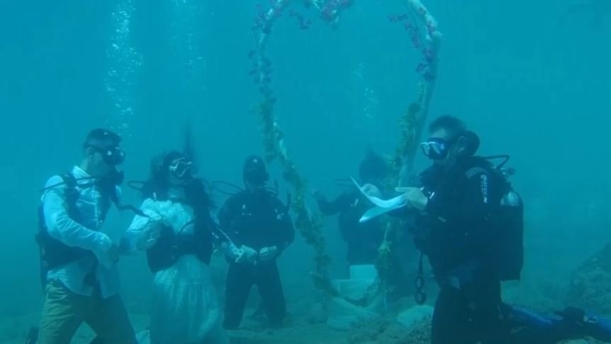 Ο πρώτος υποβρύχιος γάμος της Ελλάδας έγινε στην Αλόννησο (VID)