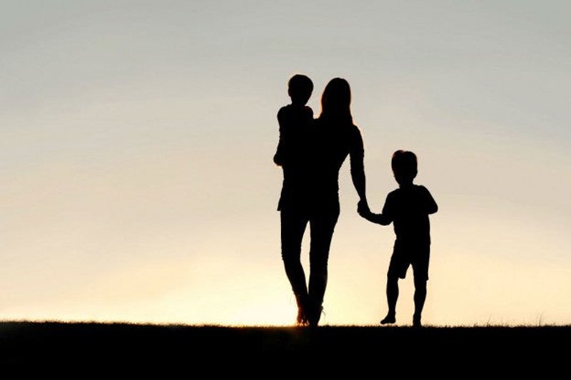 Eπίδομα μονογονιού: Διαγράφεται η προϋπόθεση ένας γονέας να είναι χωρίς συμβίο