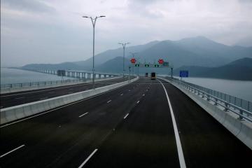 Η γέφυρα που ενώνει  το Χονγκ  Κονγκ με την Κίνα