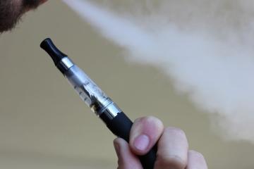 Το ηλεκτρονικό τσιγάρο περιέχει λιγότερες τοξίνες απο το κανονικό τσιγάρο