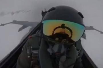 Η στιγμή που κεραυνός χτυπάει F-18