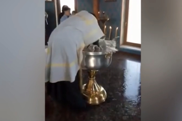  Ιερέας κακοποιεί κοριτσάκι την ώρα της βάφτισης για να βγει ο Σατανάς από μέσα της