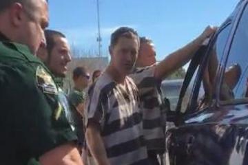 Δεν έχει ξαναγίνει: Κρατούμενοι «ανοίγουν» αυτοκίνητο για να σώσουν εγκλωβισμένο μωρό