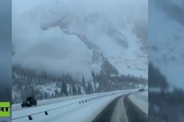 Η στιγμή που μια τεράστια χιονοστιβάδα καλύπτει αυτοκινητόδρομο και οχήματα στο Κολοράντο.