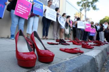 Κόκκινα παπούτσια όπως το αίμα των δολοφονημένων γυναικών μπροστά στο Αρχηγείο Αστυνομίας 