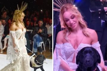 Καρολίνα Πελενδρίτου: Φορώντας νυφικό έκανε πασαρέλα με τον σκύλο της και καταχειροκροτήθηκε (Βίντεο)