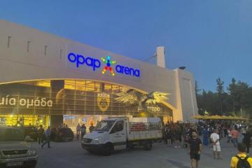 Δεν κρατιούνται: «Χαμός» από τον κόσμο της ΑΕΚ έξω από την OPAP Arena!