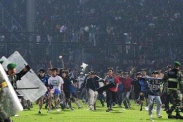 Τραγωδία σε ποδοσφαιρικό ματς, φόβοι για δεκάδες νεκρούς μετά από εισβολή οπαδών!