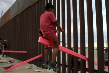 Oι ροζ τραμπάλες στον «φράχτη» ΗΠΑ-Μεξικού κέρδισαν το Design of the Year 2020