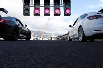 Tesla Model 3 vs Porsche GT2 RS: Ποιο είναι ταχύτερο;