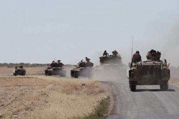 Η Τουρκία συγκεντρώνει στρατιωτικές δυνάμεις στα σύνορα με Συρία 