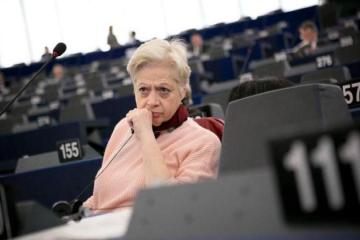 Ε. Θεοχάρους: H E.Επιτροπή  Επιτροπή ζει σε ένα γυάλινο κλουβί στις Βρυξέλλες, χωρίς να έχει επαφή με την πραγματικότητα