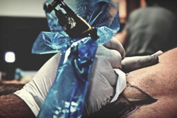 Πολύ πόνο προκαλεί η νέα μόδα στα τατουάζ (Φωτογραφίες)