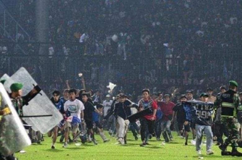 Τραγωδία σε ποδοσφαιρικό ματς, φόβοι για δεκάδες νεκρούς μετά από εισβολή οπαδών!