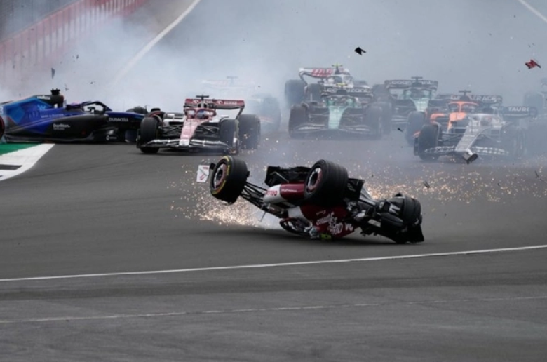 Formula 1: Τρομακτικό ατύχημα, γύρισε ανάποδα το μονοθέσιο του Ζου (βίντεο)