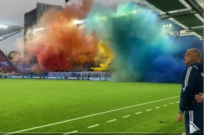 Καπνογόνα στα χρώματα του ουράνιου τόξου μετά τη φονική επίθεση σε γκέι μπαρ 