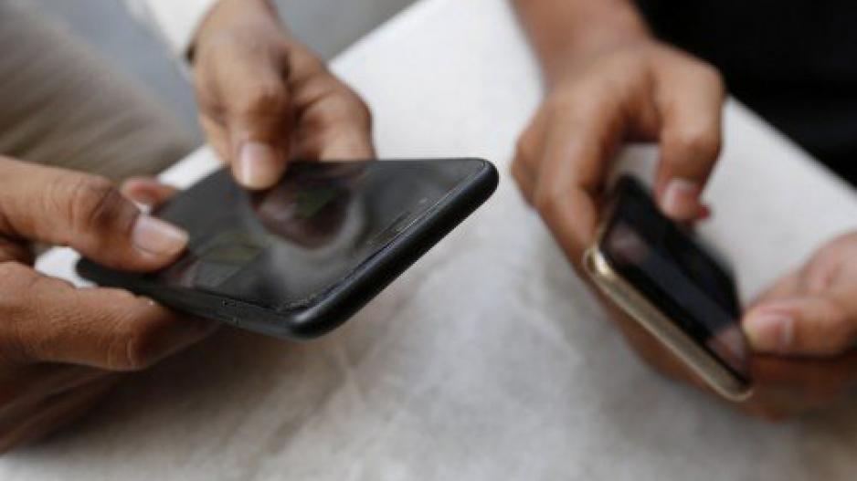 3 στους 4 κρατούν το smartphone σε άβολες κοινωνικές περιστάσεις