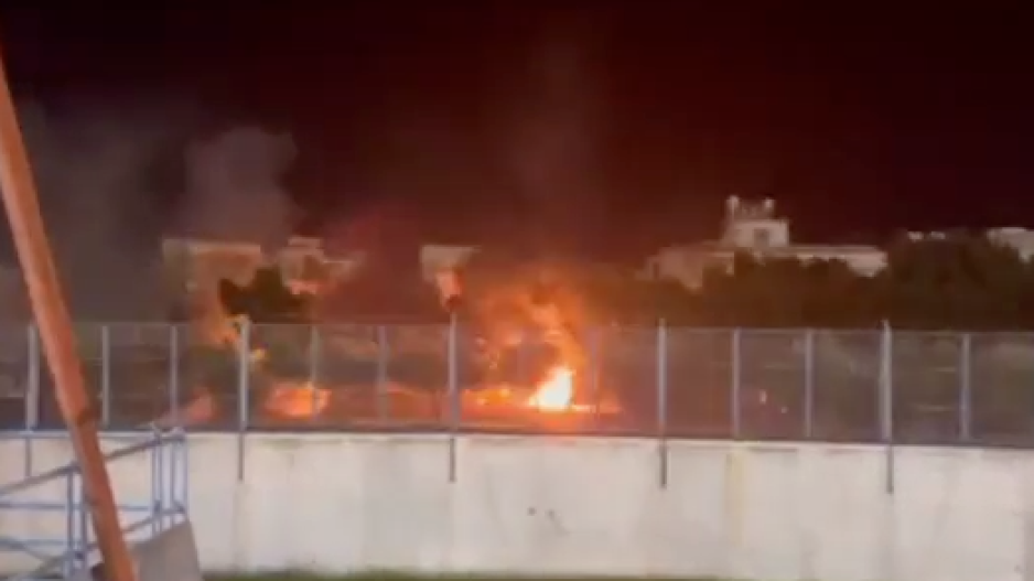 Έκρηξη σε όχημα στο πάρκινγκ του Τσιρείου (βίντεο)