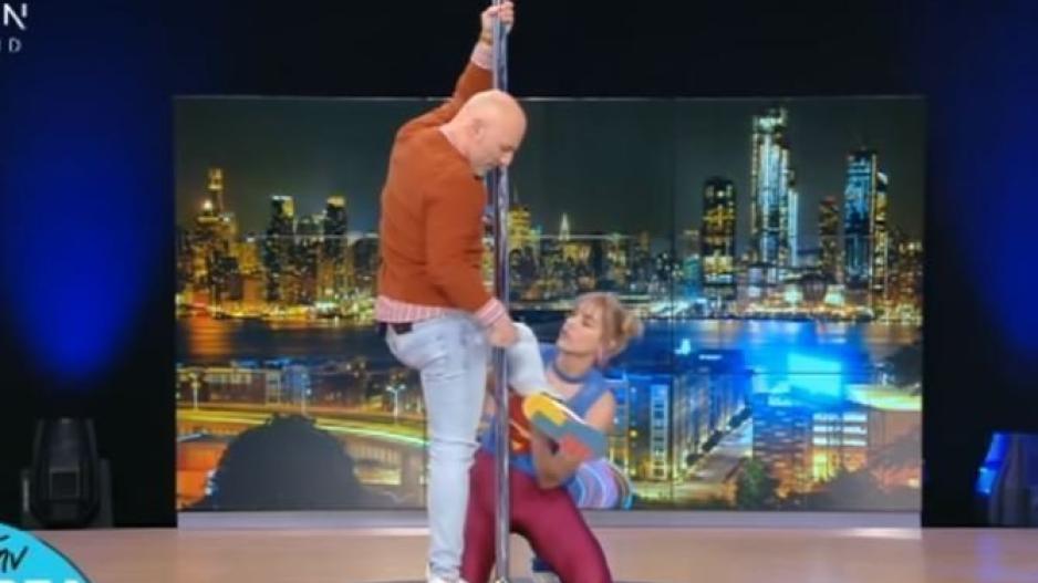 Νίκος Μουτσινάς: Αποδέχτηκε την πρόκληση και έκανε pole dancing on camera! (Βίντεο)