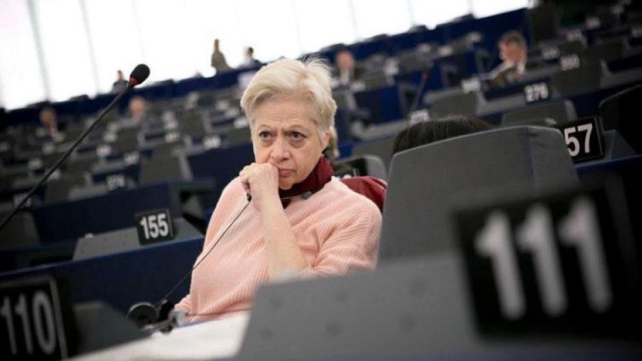 Ε. Θεοχάρους: H E.Επιτροπή  Επιτροπή ζει σε ένα γυάλινο κλουβί στις Βρυξέλλες, χωρίς να έχει επαφή με την πραγματικότητα